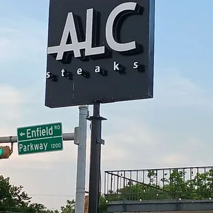 the sign for the restaurant