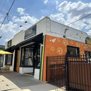 Storefront and outside eating.
