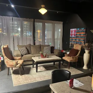 This was a lounge area in the room adjacent to main dining area.