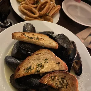 Mussels in white wine, Calamari