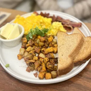a plate of breakfast food