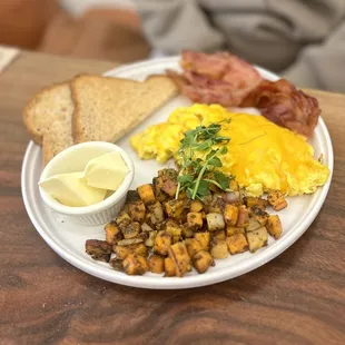a plate of breakfast food