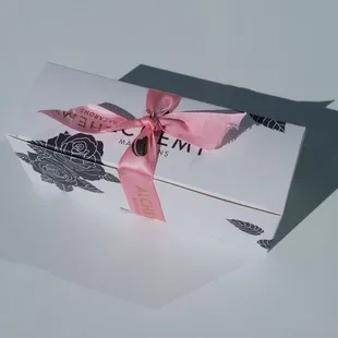 Classy box with 6 macaron inside. Nice complimentary “pink” ribbon.