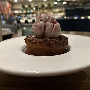 Butter cake with huckleberry ice cream