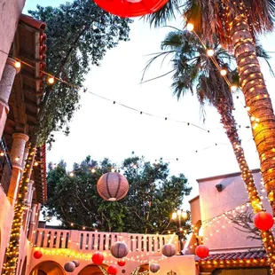 Cocktail hour courtyard