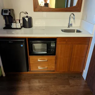 Kitchenette, plates and utensils in the drawers