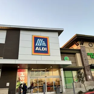 the front of a grocery store