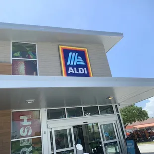the front of a aldi store