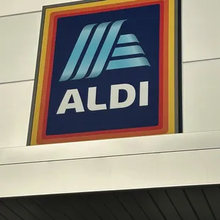 a sign on a building that says aldi