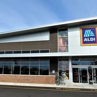 This is a view of the storefront for Aldi.  Photo taken December 22, 2019.