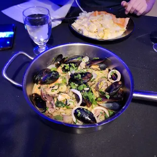 Linguine di mare al cartoccio with the white wine butter sauce. Very generous with the seafood.