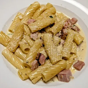 Rigatoni with ham and pancetta in cream sauce