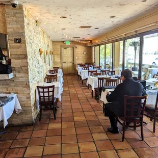 Side dining area