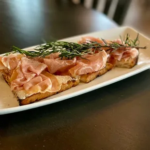 Fig-ricotta bruschetta with prosciutto