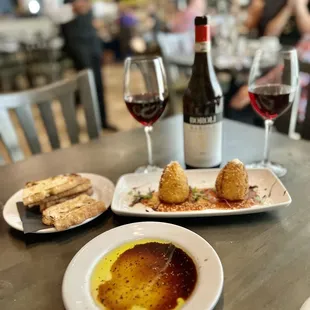 Arancini, crispy bread and Barolo