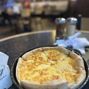 Pan pizza- pep &amp; smoked Gouda