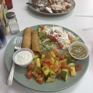 Flautas, calabaza, ensalada, chilaquiles