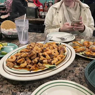 Small chapuzón (shrimp and octopus) and small mussels