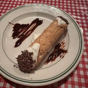 Cannoli (Completely filled, too)