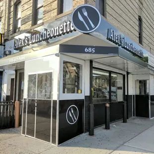 the outside of a restaurant