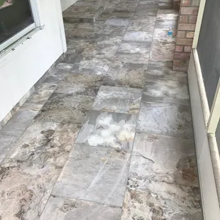 a view of the outside of the house