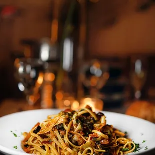 a plate of spaghetti and mushrooms