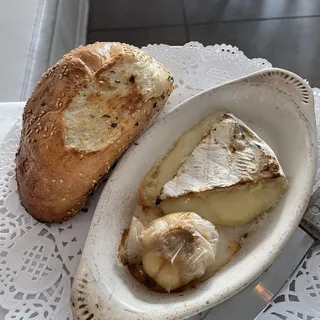 Roasted Fresh Garlic & Brie Cheese with Garlic Bread