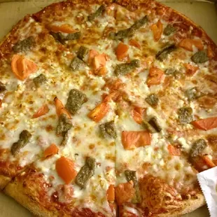 Greek Pizza turned out really good! (Mozzarella &amp; feta cheese, tomatoes, gyro meat).