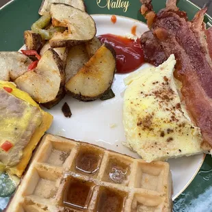 a plate of breakfast foods