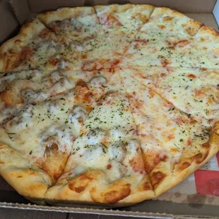 Large cheese n sausage.... Love it... Always order pizza to go when passing by... Best pizza in the area...
