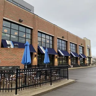 the outside of the restaurant