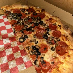 XL Pizza with mushrooms &amp; pepperoni