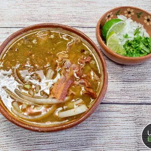 Deliciosa Carne en su Jugo servida con frijoles de la olla, tocino y cebolla guisada.