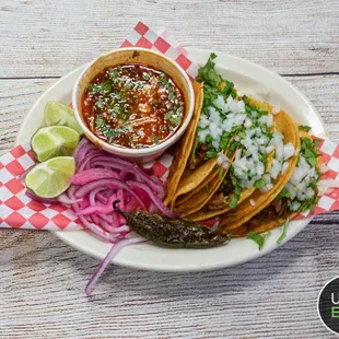 Tacos de Birria Dorados y Quesabirria con consome de Chivo o de Res.