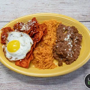 Desayuno de Chilaquiles Rojos.