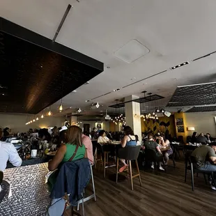 Dinning area / bar.