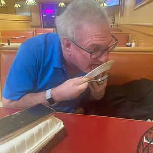 The chocolate bomb was so good, I couldn't resist cleaning my plate!!!