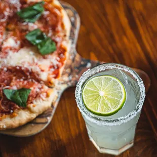 a margarita and a pizza