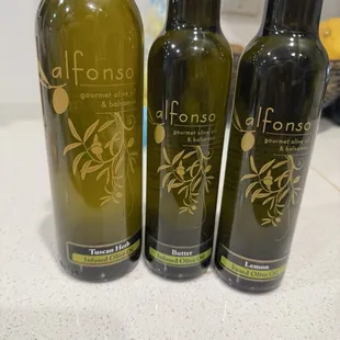 There are so many oils to try, today we got evoo garlic, butter and lemon. Another customer almost convinced me to get a fourth.