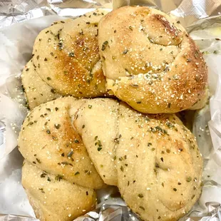 4 Garlic Knots with Sauce