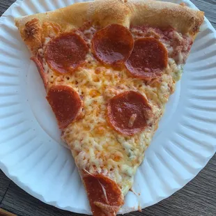 Slice of pepperoni pizza (give it 6/10)