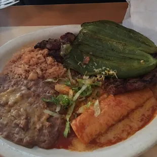 Tampiqueña steak with an enchilada