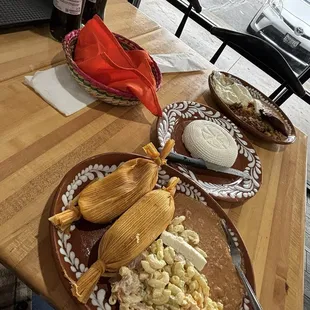 1: Tamales de puerco, sopa fría, frijoles puercos 2: queso panela entero 3: chilorio, huevos fritos, frijoles puercos, tamal frito de elote