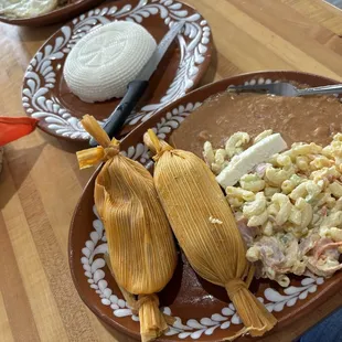 Tamales de puerco, sopa fría, frijoles puercos y un queso panela entero