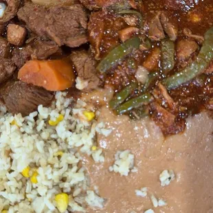 El arroz está ok, xero si pueden nomas agarren frijoles y ensalada. Este es plato de  barbacoa y carne de puerco con nopales.