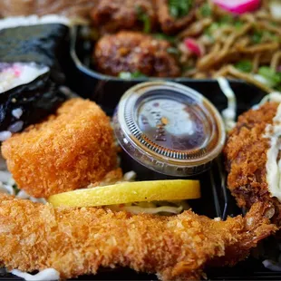 Bento 2.0 (Inari, maki, fried saimin, garlic chicken, ebi fry, scallop fry, panko crusted fish cake)