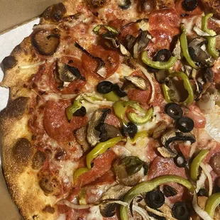 Aliacci Deluxe Pizza