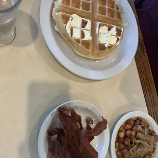 Waffle w/ bacon and hasbrowns