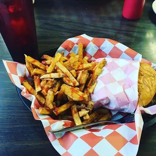 Cheeseburger with fries