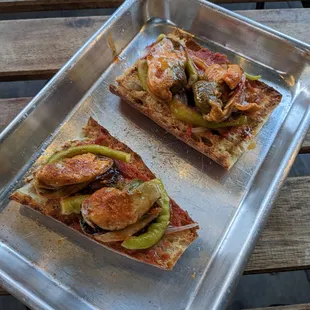 Pan y tomate - mussels, peppers and pickled onions